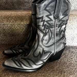 Forever 21 Silver Western-Inspired Lace Up Ankle Boots